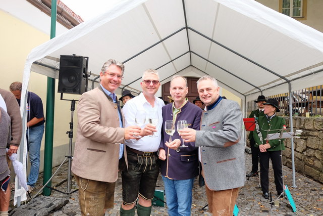 Beste Stimmung trotz Regenwetter – Guntramsdorfs Bürgermeister Robert Weber, Starwinzer Gustav Krug, Hinterbrühls Bürgermeister Erich Moser und Wienerwald Tourismus Geschäftsführer Christoph Vielhaber.