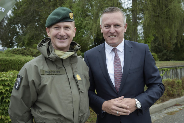 Josef Holzer mit Verteidigungsminister Mario Kunasek