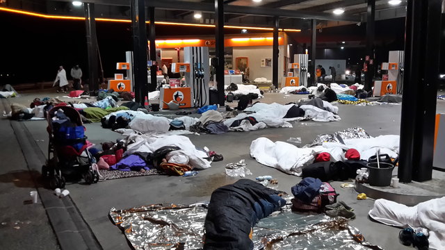 Die Schwierigkeit in Achleiten: Alles "human" abzuwickeln – die Menschen schliefen im Freien bei 5 Grad in der Nacht. | Foto: Rotes Kreuz
