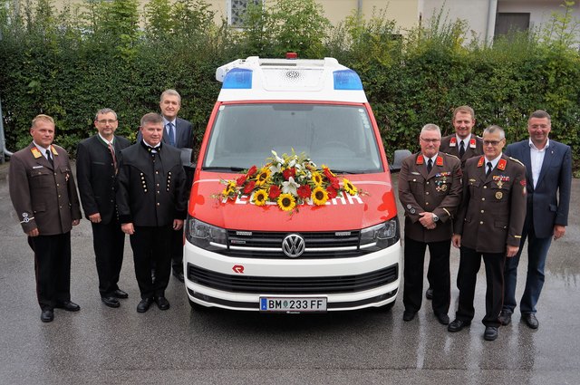 130 Jahre Btf Hönigsberg. Übergabe des neuen Mehrzweckfahrzeuges. V.li.: LFR Rudolf Schober, Einkaufslt. Hannes Reiterer, Geschäftsführer Helmut Ponemayr, beide voestalpine Böhler Bleche, Bürgermeister Karl Rudischer, OBI Peter Lechner, BM Andreas Zink, HBI Walter Graf, NAbg. Jörg Leichtfried.