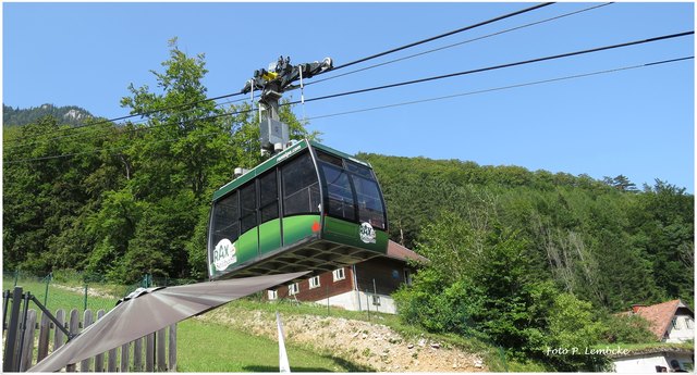 Mitte der 1920er Jahre wurde die erste Seilbahn für Personentransport eröffnet. Uns fiel besonders die durchdachte Organisation für die Fahrt zum und vom Berg auf. Da gibt es kein Gedränge, die Fahrkarten sind mit der Nr. der Gondel und der Uhrzeit für die Fahrt bedruckt.