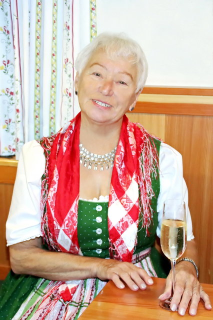 Junggebliebene 80.jährige Malkünstlerin