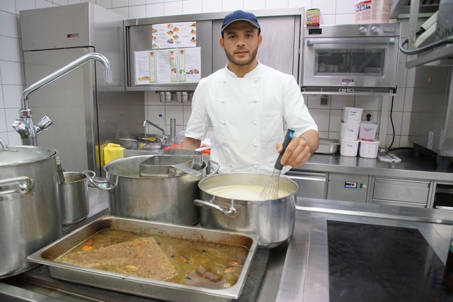 Ayman Ali ist seit Mai 2016 sehr erfolgreich als Kochlehrling im Gasthaus Vonwiller tätig. Im Oktober 2019 schließt er seine Lehre ab. | Foto: Helmut Eder
