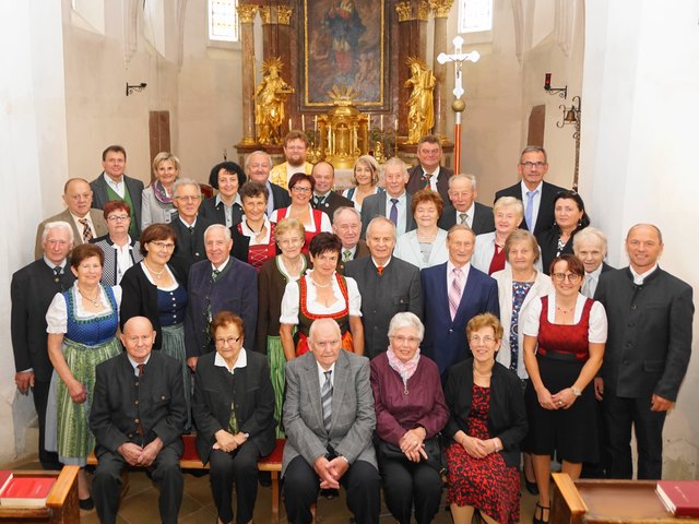 Die Jubelpaare feierten gemeinsam mit der Pfarre Hain.