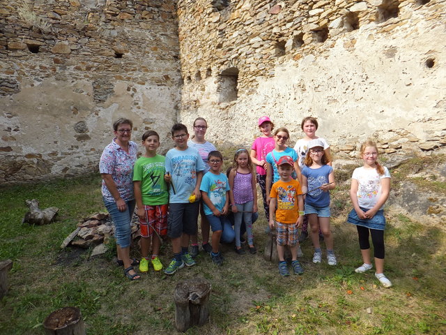 Katharina Brenner, Katharina Waitz, Johannes Waitz, Katharina Waitz, Sophie Waitz, Cathalina-Sophie Rotter, Lena Meister, Georg Dobrovolny, Sebastian Dobrovolny, Marcel Hartl, Sarah Hartl und Stadträtin Margit Auer | Foto: Stadtgemeinde Raabs