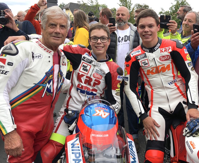 Giacomo Agostini mit den beiden Motorrad-Nachwuchshoffnungen Andreas und Maximilian Kofler aus Attnang-Puchheim.