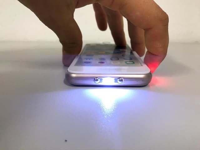 Auf den ersten Blick sieht der Elektroschocker wie ein iPhone aus.