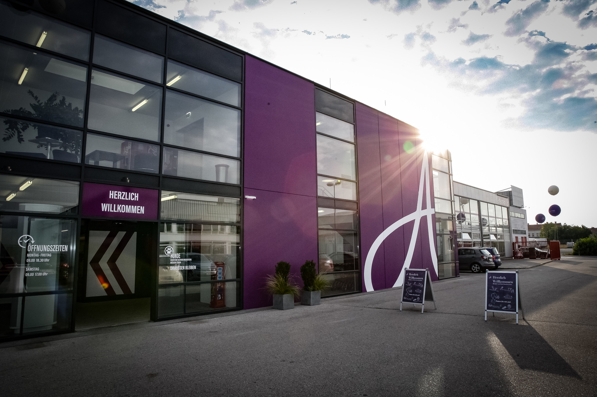 Große Neueröffnung des in Vösendorf Wiener Neustadt