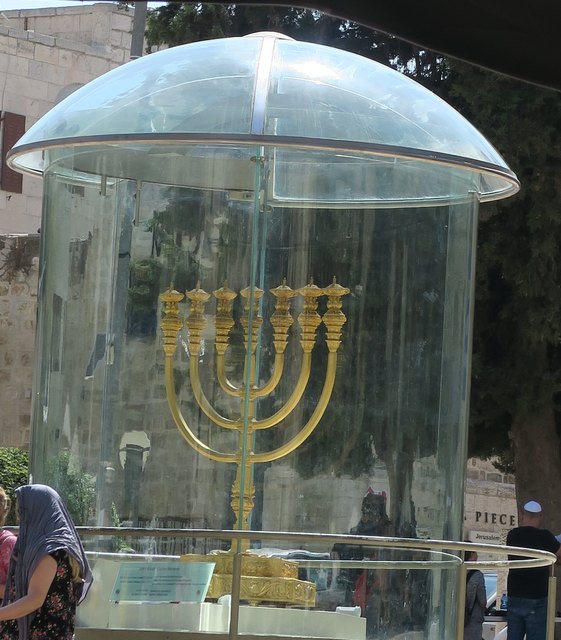 Menorah – der siebenarmige Leuchter ist eines der wichtigsten religiösen Symbole des Judentums. | Foto: Michaela Gugglberger