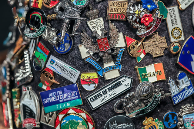 Ein Russisches  Abzeichen neben Marschall Tito, Clifs of Moher, Santorin, Weltcup Bad Kleinkirchheim, Feldkirchen