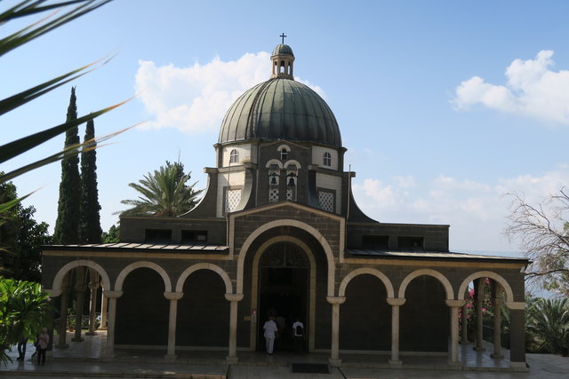 Die Kirche aus dem Jahr 1937 am Berg der Seligpreisungen vom Nordufer des Sees Genezareth. | Foto: Michaela Gugglberger
