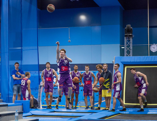 Schwechat: Die Bundesligamannschaft der Vienna D.C. Timberwolves kam für ein Spezialtraining ins FlipLab. | Foto: Querfahrt