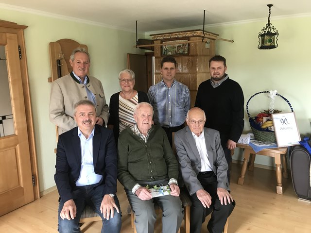 sitzend (v. l.): Bgm. Manfred Nenning, Jubilar Franz Hochgatterer, Hugo Reichenvater
stehend: Landtagspräsident Viktor Sigl, Seniorenbund-Obfrau Josefa Kurka, Bauernbund-Obmann Manfred Hölzl und Gemeinderat Franz Fröschl | Foto: ÖVP Bad Kreuzen
