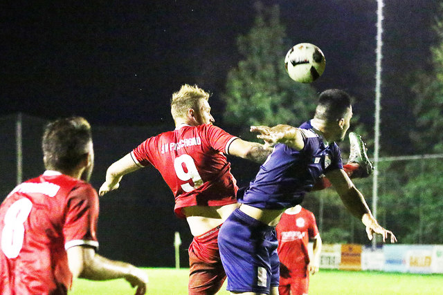 Senad Jahic (blau) traf zwar doppelt, Grenzland war aber in der Defensive zu anfällig: 5:2-Derbysieg für Eibiswald-Pitschgau.