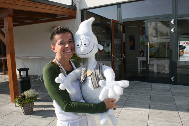 Kräuterhexe Uschi Zezelitsch und Mühlengeisterchen Sebastian freuen sich auf Ihren Besuch. | Foto: Uschi Zezelitsch