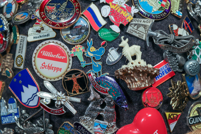 Ein Pin von einem Mitarbeiter von der Costa Diadema, Meran, Vinci und der Wiener Prater...