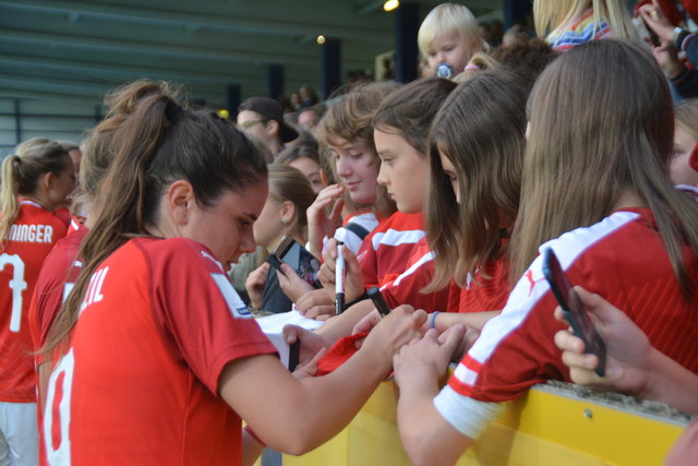 Die Autogramme der Spielerinnen - hier Torschützin Sarah Zadrazil - waren bei den jungen Fans begehrt. | Foto: Michael Strini