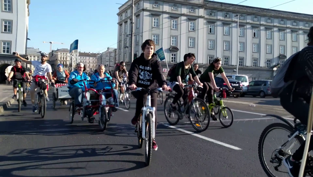 Radfahrer machen auf ihre Anliegen aufmerksam. | Foto: Critical Mass Linz