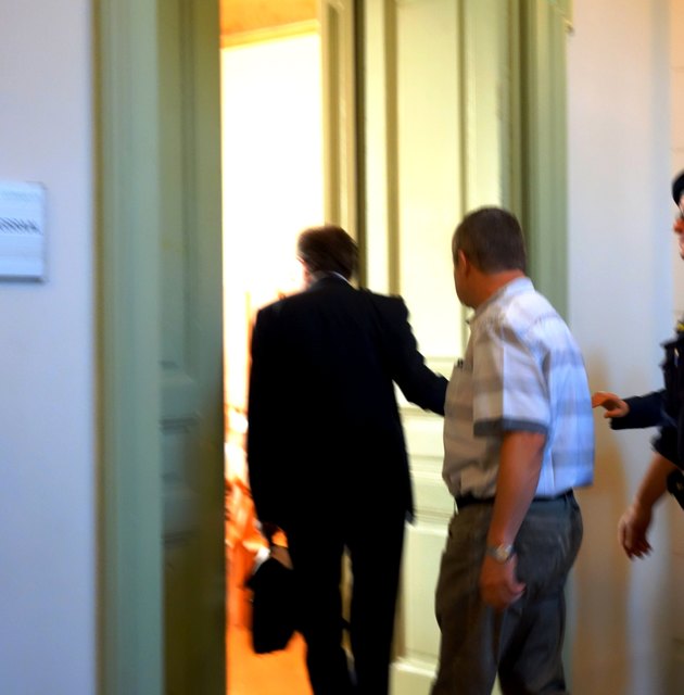 Der 57-jährige Amstettner am Weg in Gerichtsaal. | Foto: Ilse Probst