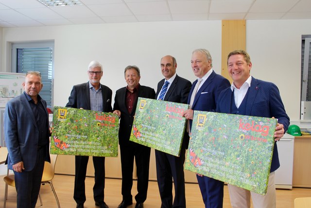 Bgm. Erich Kessler überreichte zum Projektabschluss Bilder: Kelag Vorstände Armin Wiersma und Manfred Freitag, Bgm. Erich Kessler, Kelag Energie & Wärme GF Günther Stückler, Kelag Energie & Wärme GF Adolf Melcher und Bgm. Günther Albl