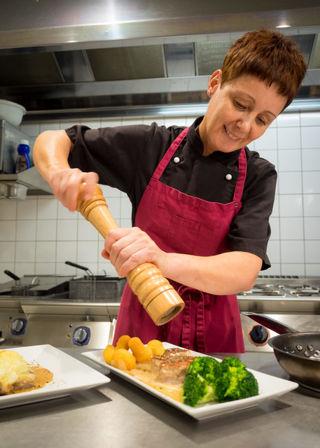 Elisabeth Kappel verarbeitet die hochwertigen Lebensmittel zu wahren Köstlichkeiten. | Foto: Gasthof Kappel