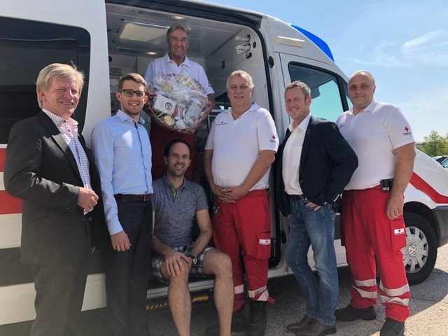 Bezirksstellenleiter B. Ploier, Ortsstellenleiter B. Putz, Franz Weingartner, (sitzend) Dienstführender H. Schmidt, R. Hadler, Bezirksgeschäftsleiter A. Heinz, M. Hablesreiter. | Foto: Rotes Kreuz Wels