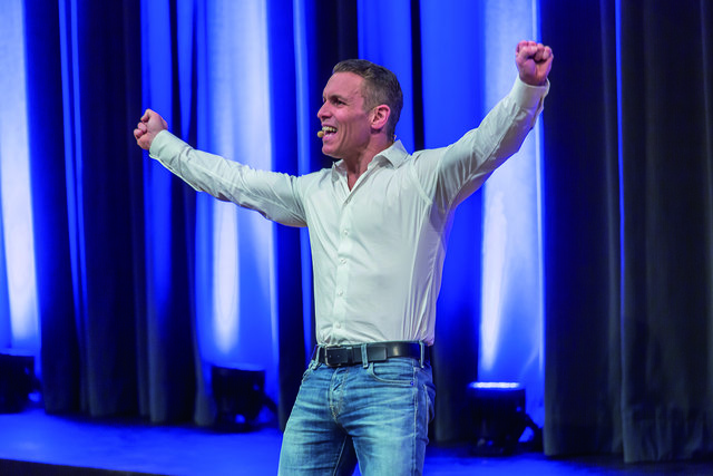 Mit Witz und Humor trägt Patric Heizmann wissenschaftliche Fakten rund um die Ernährung vor. | Foto: HealthMedia 21 GmbH/E.A.T. Akademie