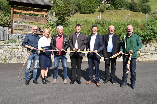 Bei der Eröffnung des neuen Straßenstücks: Vizebürgermeister Thomas Stefan, Gemeindevorständin Carmen Thaler, Bürgermeister Kurt Felicetti, Landesräte Martin Gruber und Daniel Fellner, Vizebürgermeister Hans Paul Unterweger und Bauleiter Oliver Dienesch