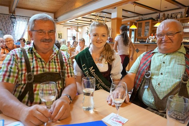 Mostprinzessin Sigrid (mitte) mit der Musikgruppe: „Die Haagis“
(Foto: Teufl)