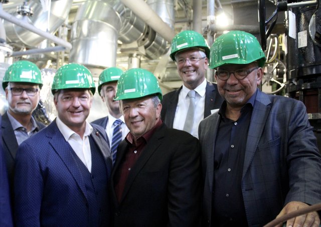 Fernwärmeleitung "aufgedreht": Kelag Vorstand Manfred Freitag, Bgm. Günther Albl (Villach), Bgm. Erich Kessler (Arnoldstein), LH Peter Kaiser, Kelag Vorstand Armin Wiersma (v.l.nr.)