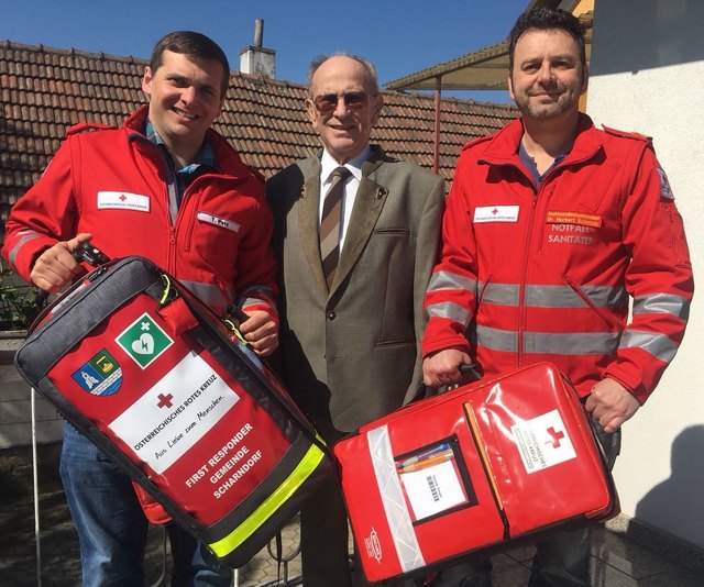 Thomas Petz mit Bürgermeister Hubert Zwickelstorfer und Norbert Schmickl. | Foto: Scharndorf