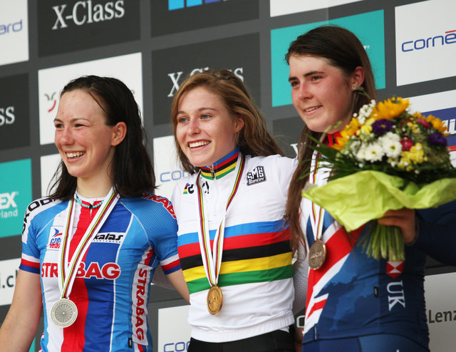 Siegerfoto aus der Lenzerheide, von links: Tereza Saskova (2.), Laura Stigger (1.) und Harriet Harnden (3.). | Foto: Peter Leitner