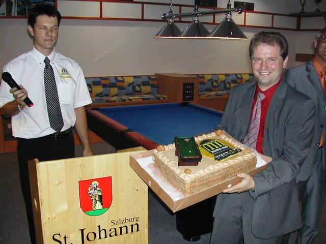 Am 21. September 2003 gab es für den Obmann Theo Riedlecker (r.) eine Torte von den Mitgliedern durch Obmann-Stv. Robert Lackner