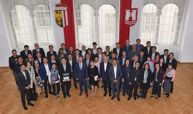 55 IT-Führungskräfte aus Singapur zu Besuch bei Bürgermeister Klaus Luger.