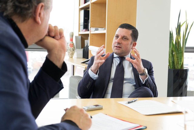 Rewe International-Vorstand Marcel Haraszti (hier im Gespräch mit Chefredakteur Wolfgang Unterhuber) sucht neue Mitarbeiter. | Foto: Arnold Burghardt