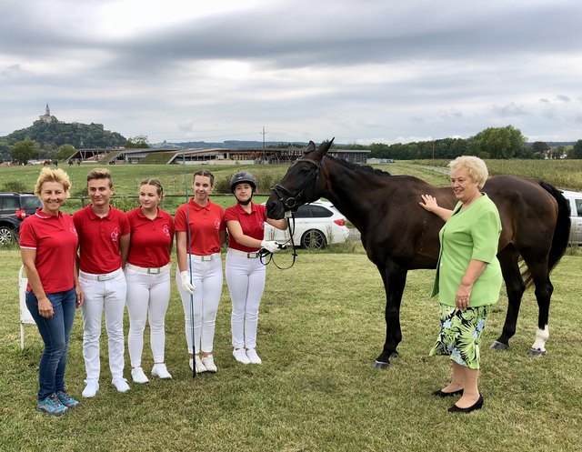 Marvin Ploy, Leatitia Strümpf, Bora Bokor und Maria Frisch (von links) mit Trainerin Dana Karaskova (links) und Agrarlandesrätin Verena Dunst. | Foto: Büro Dunst
