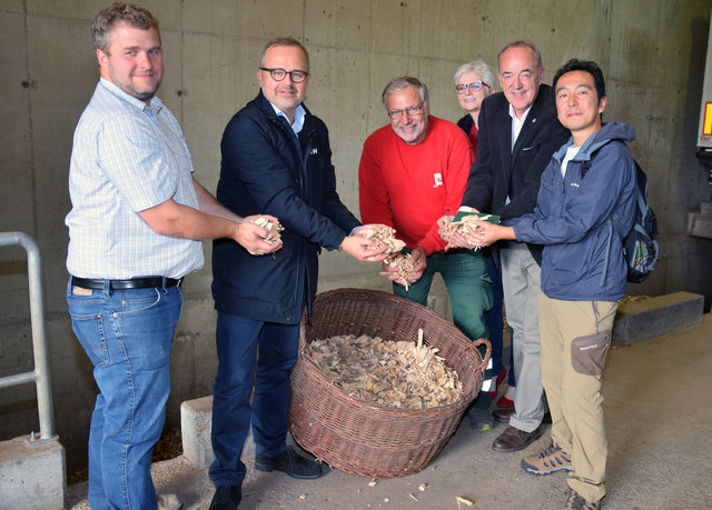 Günther Hagen und Alfred Freynschlag von der EVN mit Norbert Rauch, Ulla Freilinger, Leo Lindebner sowie Koji Harashina (von links) im Biomassefernheizwerk Mödling. | Foto: Bernhard Garaus