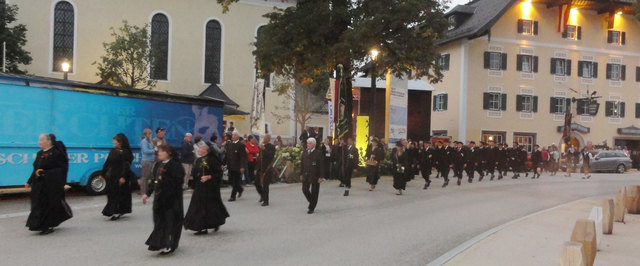 vorne die  Thalgauer Kopftuchgruppe,  dahinter der Sängerbund, hinten der Heimatverein "Tiafatoia"