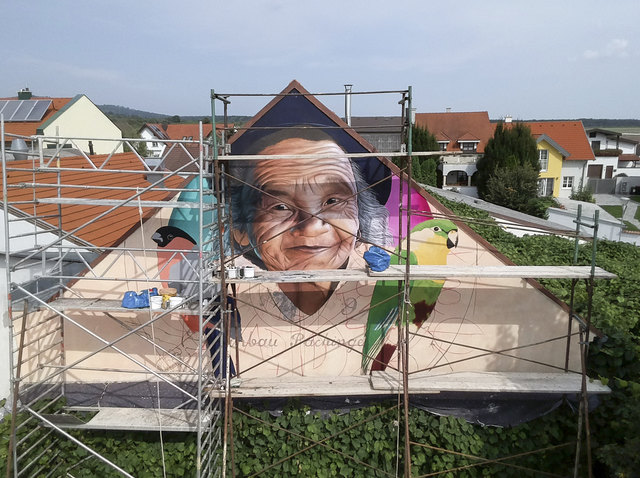 Im Entstehen: Mutter Erde auf der Fassade des Heurgen