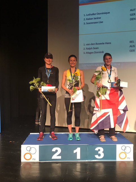 Dominique Lothaller  (mitte) jubelt in der Schweiz über die Goldmedaille bei der Weltmeisterschaft. | Foto: LG Kirchdorf