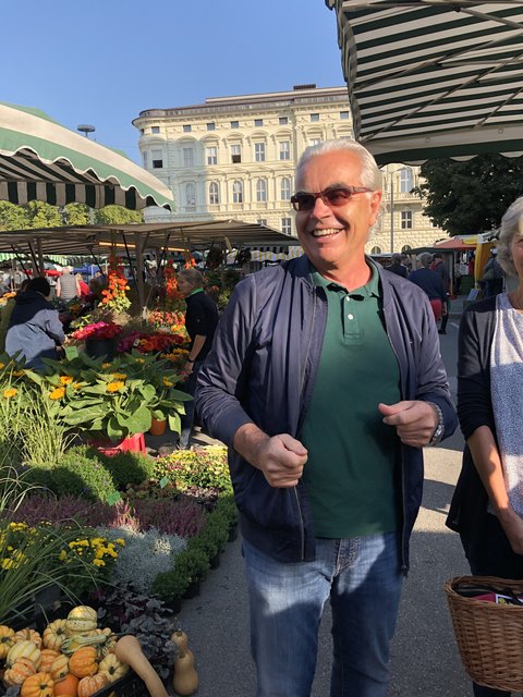 Zusammen mit Elfie Geiblinger führte Hotelier Josef Illinger (Bild) zu den verschiedensten Ständen auf der Schranne.