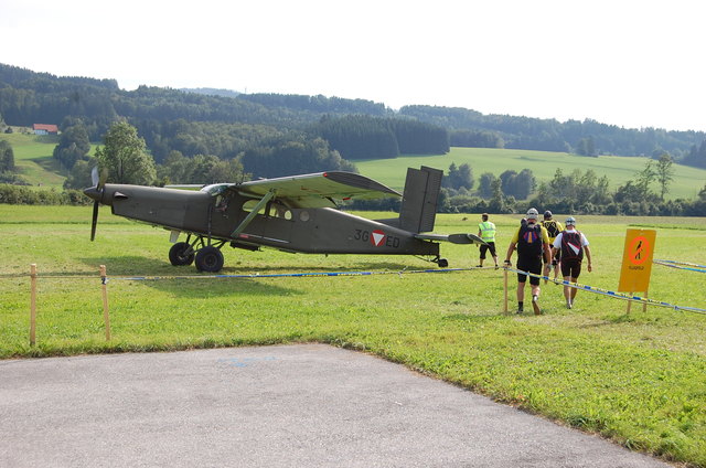 Aufnahme aus dem Jahr 2010, wo die Fallschirmspringer mit Pilatus-Porter Flugzeugen zur Absprunghöhe gebracht wurden.