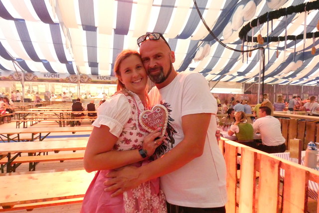 Jürgen Hellmuth-Schirnhofer bekennt seine Liebe zu  seiner Frau Alexandra mit einem Lebkuchenherz