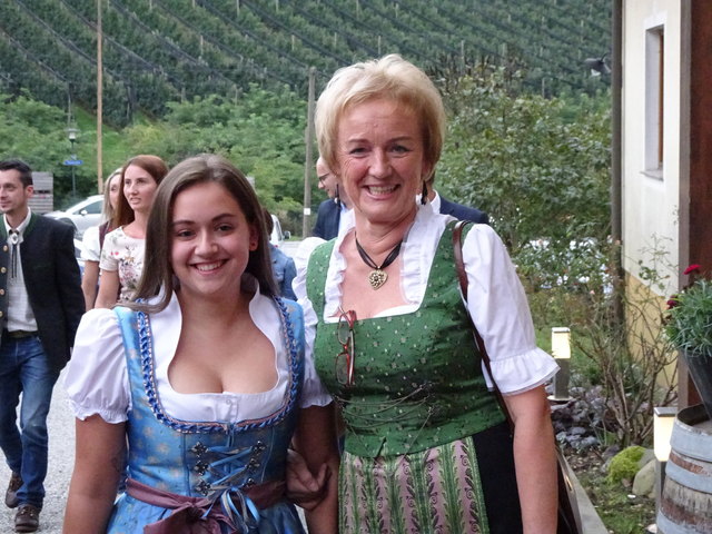 Helene Nilkles (r) und Schwiegertochter Daniela führen ihr Team zur Obstgala