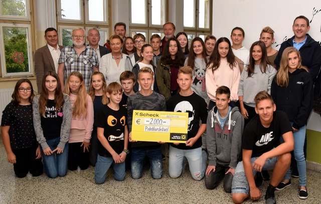 Die Vereinsmitglieder mit Lehrerinnen, Lehrern, Schülerinnen und Schülern der 4. Klassen.