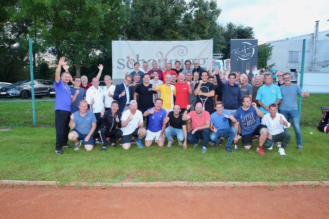 Die Teilnehmer am Schaunigg/Kaefers-Tennis-Business Cup mit Bürgermeister Marcus Martschitsch.