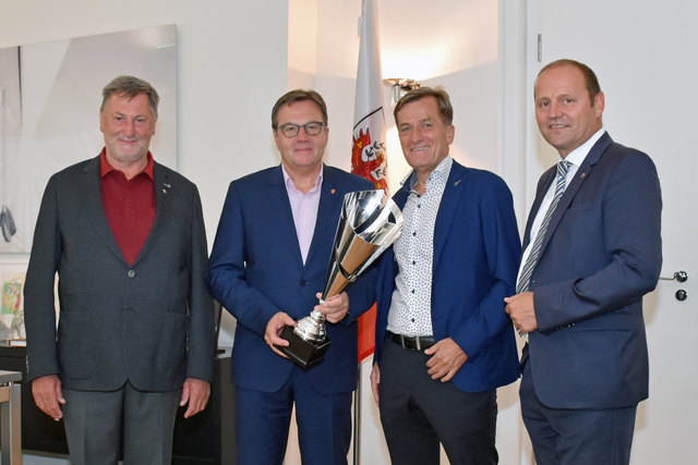 LH Platter überreicht den Euregio Fußball Cup Pokal an Präsident Sepp Geisler: v.l.n.r. Sponsor Hannes Kerschdorfer, LH Platter, Präsident Geisler, LHStv Geisler | Foto: Land Tirol