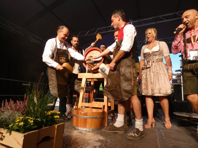 Bürgermeister Andreas Linhart zapfte das Bierfass an
