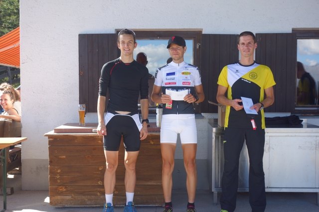 Sieger der Klasse Bergduathlon Herren 1: Martin Peinelt (2.), Manuel Natale (1.) und Reimund Schmidt (3.) | Foto: SV Telfes
