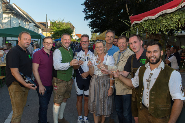 von Links: Peter Bugram (Veranstalter), Gregor Eckmayr, Manfred Voglsam (Vizebürgermeister Enns), Karl Kollingbaum (Bürgermeister Asten), Karin Kainzinger, Walter Forstenlechner (Vizebürgermeister Ennsdorf), Rudolf Divicenz (Bürgermeister St. Pantaleon), Thomas Wahl (Gemeindevorstand), Markus Maringer (Jugendgemeinderat)